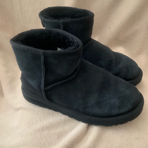 UGG Shoes - Gently worn Ugg Black Size 7